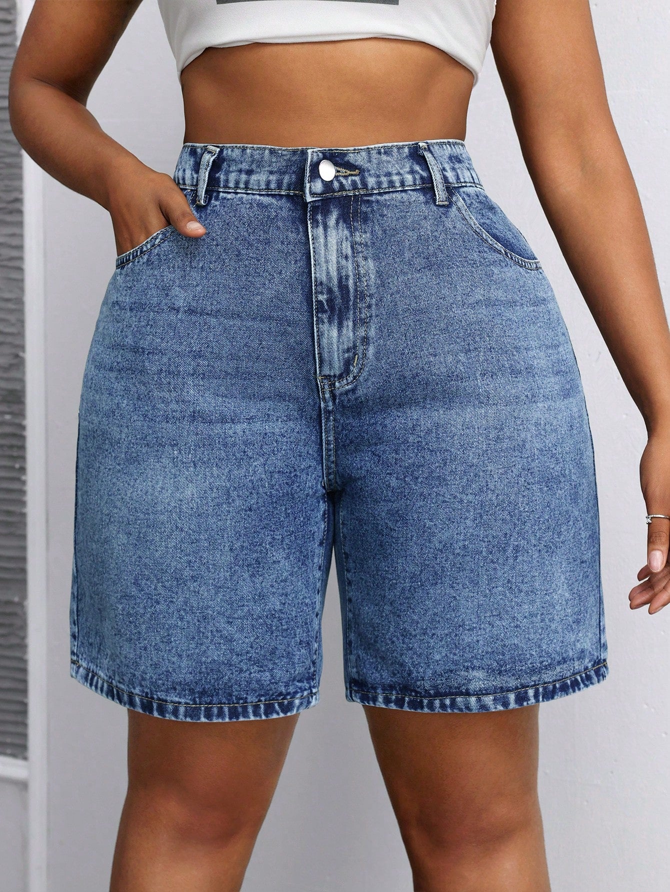 SHEIN Ezwear plus Size Water Wash Slanted Pocket Straight Leg Denim Shorts Summer Outfits for Women Festival Outfits Bermuda Shorts Casual